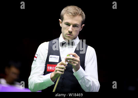 Jack Lisowski d'Angleterre les craies son cue qu'il estime un tir à l'Irlande du Nord dans le match du groupe B lors de la Coupe du monde de snooker 2019 Beverly à Wuxi city, Jiangsu province de Chine orientale, le 28 juin 2019. L'Angleterre bat l'Irlande du Nord 3-2. Banque D'Images