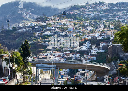 Téléphérique de Funchal monte sur une bonne journée ensoleillée, Funchal, Madeira, Portugal, Union européenne Banque D'Images