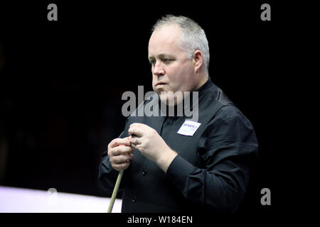 John Higgins, de l'Ecosse Les craies son cue qu'il estime un shot à la Chine une demi-finale dans le pendant la Coupe du monde de snooker 2019 Beverly à Wuxi city, Jiangsu province de Chine orientale, le 30 juin 2019. L'Ecosse a battu la Chine un 4-1. Banque D'Images