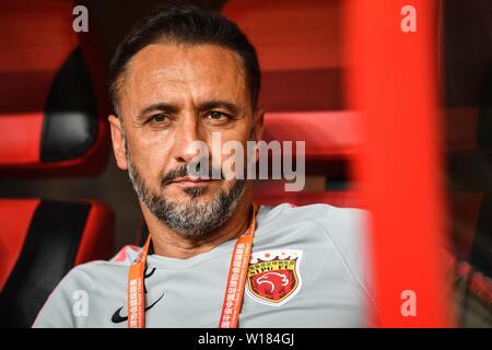 L'entraîneur-chef Vitor Pereira de Shanghai EPOP réagit comme il regarde ses joueurs en compétition contre Shenzhen C.F. dans leur 15e match au cours de l'Association de football chinoise 2019 Super League (CSL) dans la ville de Shenzhen, province du Guangdong en Chine du sud, le 30 juin 2019. Epop Shanghai Shenzhen défait C.F. 1-0. Banque D'Images
