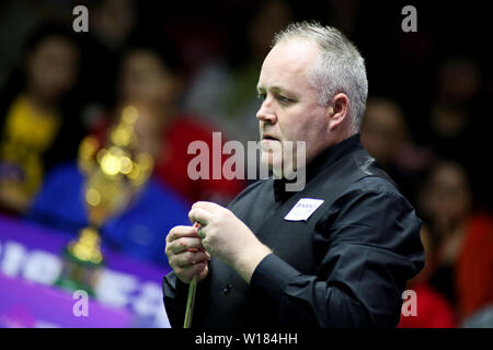 John Higgins, de l'Ecosse Les craies son cue qu'il estime une tourné vers la Chine B dans le match final au cours de la Coupe du monde de snooker 2019 Beverly à Wuxi city, Jiangsu province de Chine orientale, le 30 juin 2019. L'Ecosse a battu la Chine B 4-0. Banque D'Images