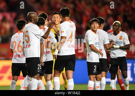 Les joueurs de Wuhan Zall célébrer après avoir marqué contre la Chine Hebei Fortune dans leur 15e match au cours de l'Association de football chinoise 2019 Super League (CSL) dans la ville de Langfang, province de Hebei en Chine du nord, le 29 juin 2019. Wuhan Zall défait la Chine Hebei Fortune 2-0. Banque D'Images