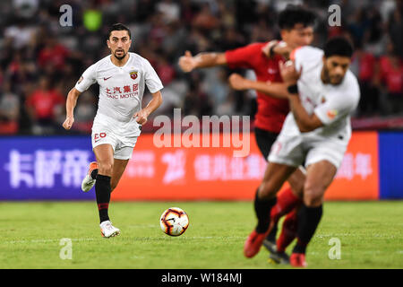 Joueur de football ouzbek Odil Ahmedov, d'EPOP dribbles contre Shanghai Shenzhen C.F. dans leur 15e match au cours de l'Association de football chinoise 2019 Super League (CSL) dans la ville de Shenzhen, province du Guangdong en Chine du sud, le 30 juin 2019. Epop Shanghai Shenzhen défait C.F. 1-0. Banque D'Images
