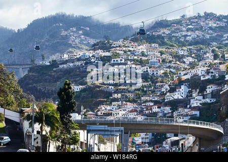 Téléphérique de Funchal monte sur une bonne journée ensoleillée, Funchal, Madeira, Portugal, Union européenne Banque D'Images