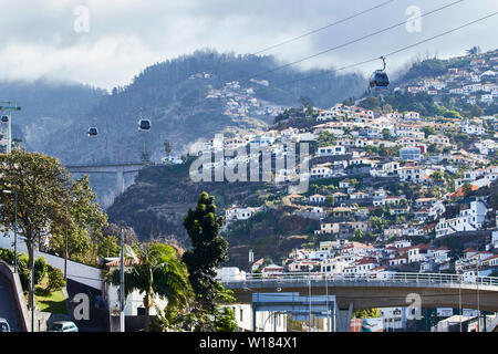 Téléphérique de Funchal monte sur une bonne journée ensoleillée, Funchal, Madeira, Portugal, Union européenne Banque D'Images