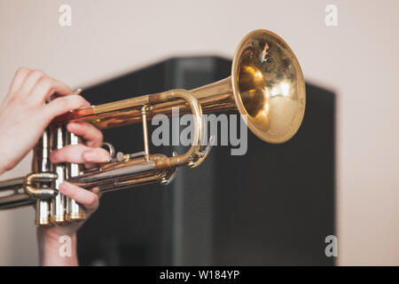 Arrière-plan de la musique live, trompette trompettiste dans les mains. C'est un instrument de cuivre couramment utilisés dans les ensembles de jazz et classique, photo en gros plan avec selecti Banque D'Images