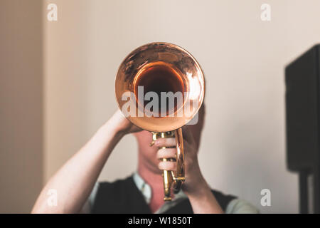 Arrière-plan de la musique live, le trompettiste avec une trompette en mains, close-up photo avec selective focus Banque D'Images