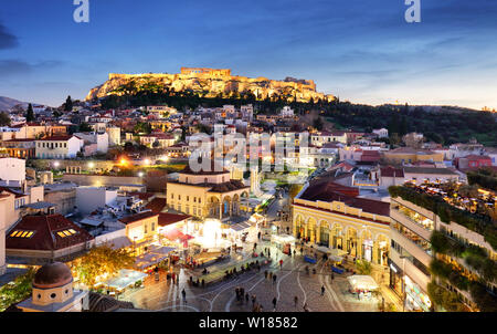 Athènes, Grèce - la place Monastiraki et l'ancienne Acropole Banque D'Images