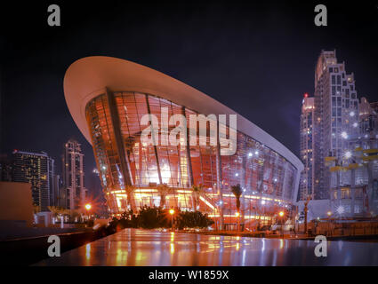 Décembre 25/2018 UAE Dubai opera, nuit d'horizon. Maison de vacances émirats arabes unis. Vue du haut de la ville. Architecture bâtiment. Ciel bleu. Banque D'Images