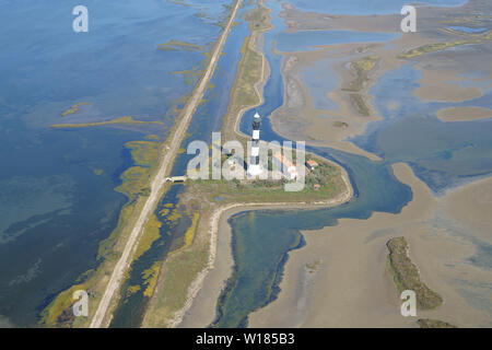 VUE AÉRIENNE. Phare de Faraman (hauteur : 43 mètres) sur le bord de mer de la Camargue, dans le delta du Rhône. Arles, Provence, France. Banque D'Images