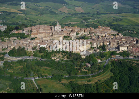 VUE AÉRIENNE. Ville médiévale au sommet d'une colline dominant les terres agricoles de Val di Chiana. Montepulciano, province de Sienne, Toscane, Italie. Banque D'Images