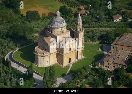 VUE AÉRIENNE. Église historique de San Biagio. Montepulciano, province de Sienne, Toscane, Italie. Banque D'Images