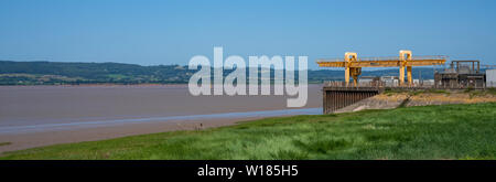 Vue panoramique de la rivière Severn grue de quai de chargement Oldbury Power Station qui est maintenant en cours de démantèlement. South Gloucestershire, Royaume-Uni Banque D'Images