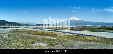 Vue éloignée sur le Mont Fuji de bullet train, Japon Banque D'Images