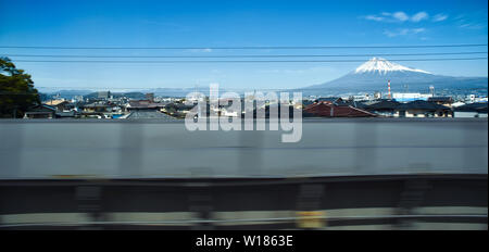 Vue éloignée sur le Mont Fuji de bullet train, Japon Banque D'Images