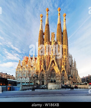 Barcelone, Espagne - 10 février : La Sagrada Familia - l'impressionnante cathédrale conçue par Gaudi, qui est en cours de construction depuis le 19 mars 1882 et n'est pas f Banque D'Images
