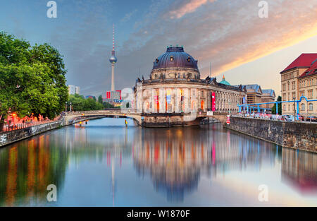 Berlin, Musée de Bode avec réflexion dans la Spree, Allemagne Banque D'Images