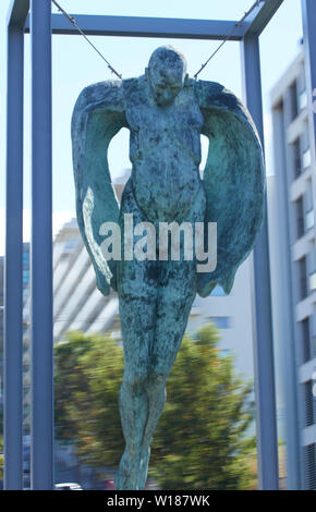 Hanging angel street art à Funchal, Madeira, Portugal Banque D'Images