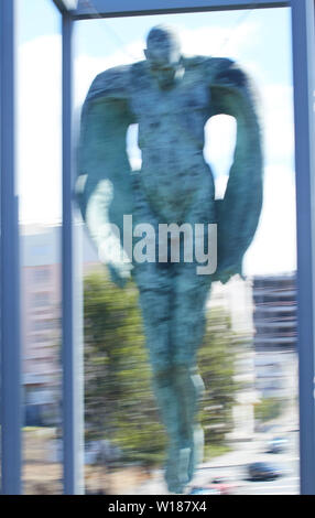 Hanging angel street art à Funchal, Madeira, Portugal Banque D'Images