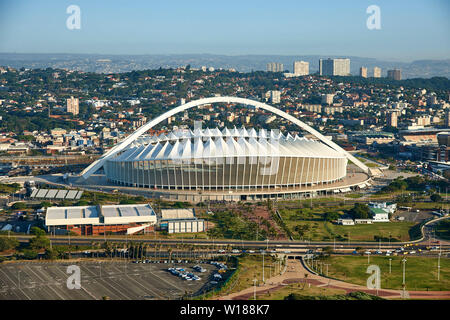 Drone vue aérienne du stade Moses Mabhida et ville de Durban. Le Kwazulu Natal, Afrique du Sud. Horizontal de l'image en couleur. Banque D'Images