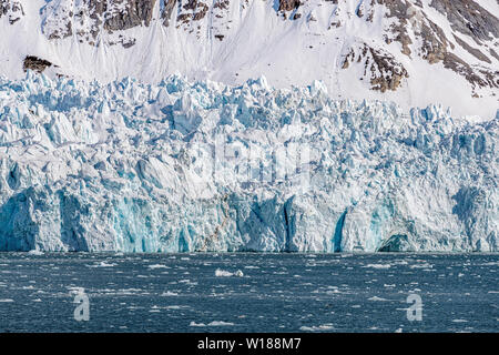 Glacier en bleu fjord Kongsfjorden au Svalbard, un archipel norvégien entre la partie continentale de la Norvège et le pôle Nord Banque D'Images