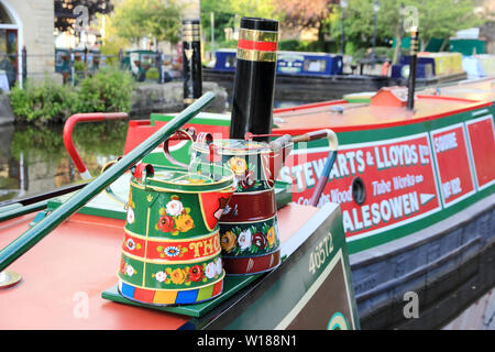 Ex-groupe Narrowboats colorés amarrés sur Rochdale Canal, Hebden Bridge Banque D'Images