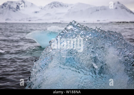 Détails de fragments d'iceberg flottant dans la mer arctique. La glace bleue vêlé du g;aciers de Svalbard, un archipel norvégien entre mainla Banque D'Images