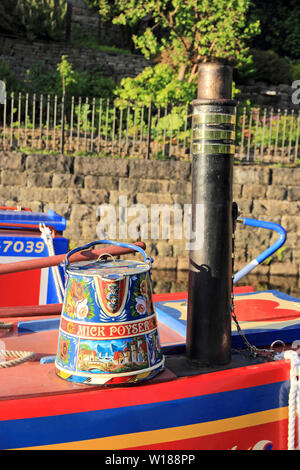 Traditionnellement peints seau d'eau sur le dessus de l'étroit canal boat Banque D'Images