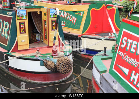 Ex-groupe Narrowboats colorés amarrés sur Rochdale Canal, Hebden Bridge Banque D'Images