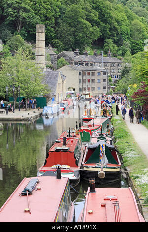 Ex-groupe Narrowboats colorés amarrés sur Rochdale Canal, Hebden Bridge Banque D'Images