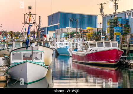 Bateaux de pêche colorés amarrés dans harbort au crépuscule Banque D'Images