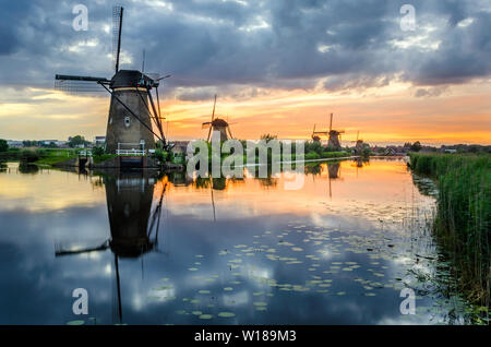 Les moulins à vent dans les Pays-Bas au coucher du soleil. Reflet dans l'eau. Banque D'Images