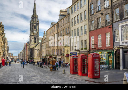 Edimbourg, Royaume-Uni - 28 mars 2015 : cabines téléphoniques rouges traditionnels sur le Royal Mile sur un jour nuageux Banque D'Images