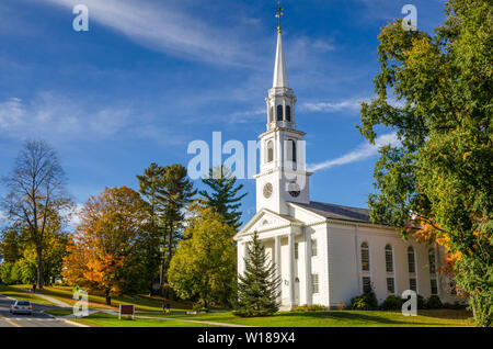 Blanc traditionnel américain église avec clocher élevé sous ciel bleu sur une journée ensoleillée d'automne Banque D'Images