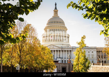 Bâtiment du Capitole à Washington DC sur une journée ensoleillée d'automne Banque D'Images
