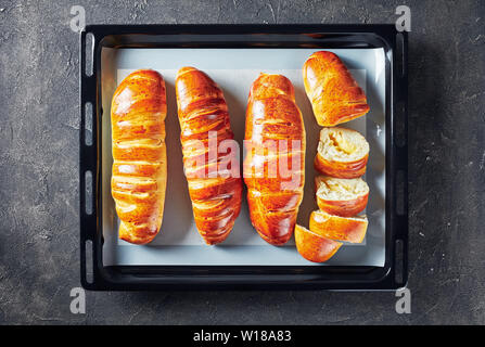 Vue de dessus de la levure de boulangerie fraîchement pâtons avec garniture sur un moule sur une table béton cuisine, vue horizontale à partir de ci-dessus, mise à plat, Banque D'Images