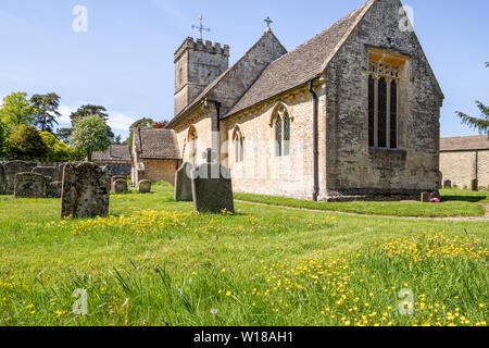 St Peters Church datant du 12ème siècle dans le village de Cotswold East, Gloucestershire UK Banque D'Images