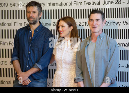 Karlovy Vary, République tchèque. 29 Juin, 2019. Scénariste et réalisateur Bart Freundlich, gauche, et son épouse Julianne Moore et l'acteur américain Billy Crudup posent lors d'une conférence de presse pour le film après le mariage, dans le 54e Festival International du Film de Karlovy Vary, République tchèque, Juin 29, 2019. Credit : Katerina Sulova/CTK Photo/Alamy Live News Banque D'Images