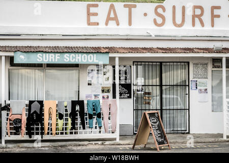 Une école de surf et l'entreprise de location à Glencairn, qui sert également des aliments, conscient de l'Afrique du Sud sur la ligne de côte de la péninsule du Cap, près de Cape Town Banque D'Images