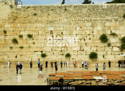 Le culte des croyants juifs de l'East Wall (Mur des lamentations) à Jérusalem, Israël Banque D'Images