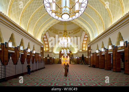 Vue de l'intérieur de la mosquée Omar Ali Saifuddien au centre-ville de Bandar Seri Begawan, Brunei. Banque D'Images