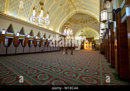Vue de l'intérieur de la mosquée Omar Ali Saifuddien au centre-ville de Bandar Seri Begawan, Brunei. Banque D'Images