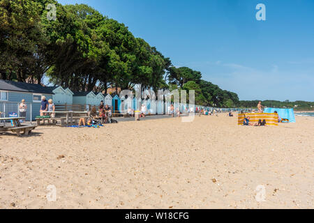 Vue d'Avon Beach à Mudeford Christchurch, dans le Dorset, UK. Une plage de sable fin qu'on voit ici sur une chaude journée d'été ensoleillée, avec ciel bleu Banque D'Images