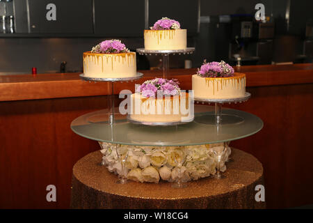 Gâteau de mariage. Gâteau de mariage dans des tons lilas. Banque D'Images