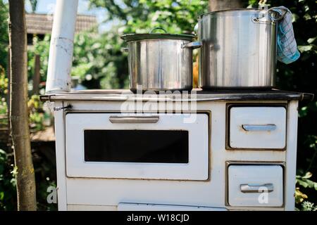 Deux pots sur vintage white poêle à bois pour la cuisson en cuisine extérieure Banque D'Images