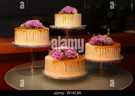 Gâteau de mariage. Gâteau de mariage dans des tons lilas. Banque D'Images