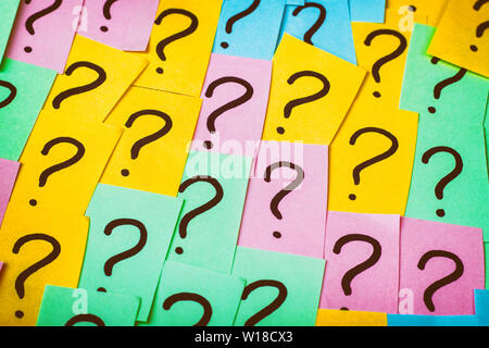 Fond d'interrogation. Papier coloré note avec interrogation. Notion de droit. Vue de dessus Gros plan tonique. Banque D'Images
