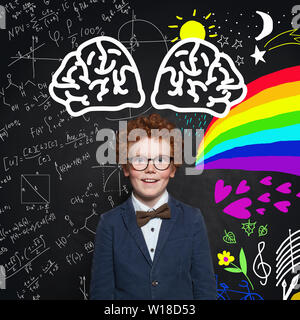 Heureux l'enfant en costume et nœud papillon. La science et les arts concept Banque D'Images