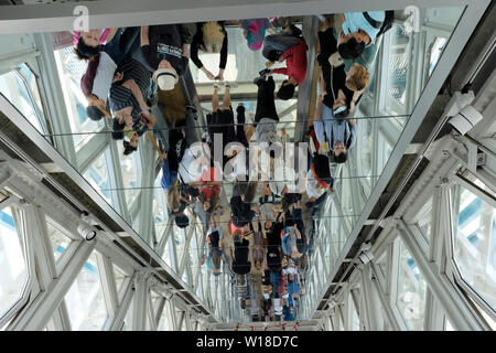 La réflexion des gens sur un plafond, Tower Bridge, London Banque D'Images