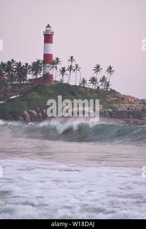 Waves & Light House à Koval, Kerala, Inde Banque D'Images